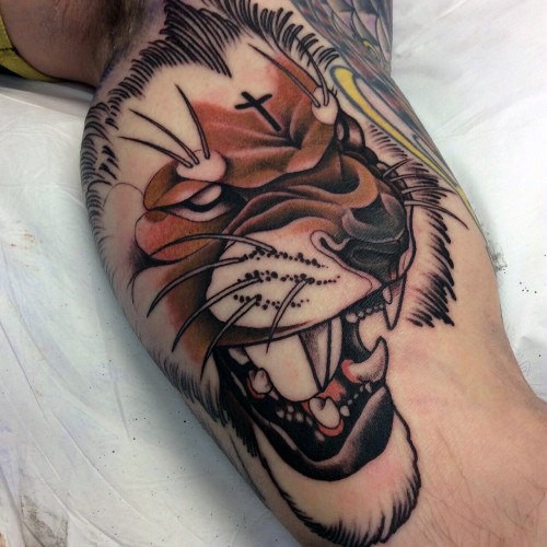 Novo estilo de escola colorido bíceps tatuagem de leão com cruz preta