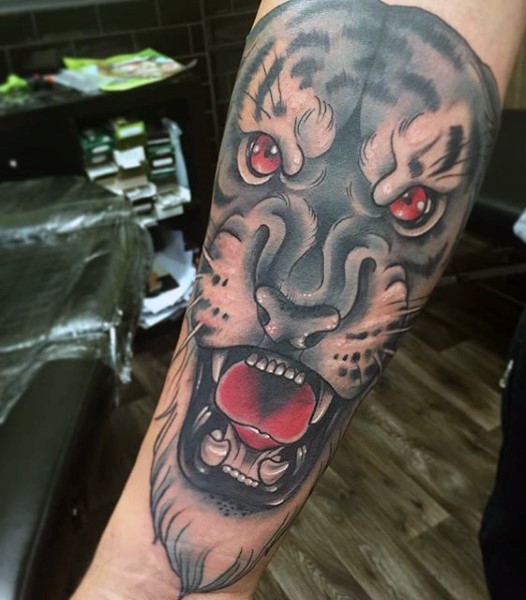 Neue Schule Stil gefärbtes dunkles Tiger Tattoo am Unterarm