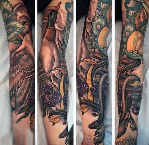 Neue Schule Stil farbiges Unterarm Tattoo von Ente mit Schlange und Beeren