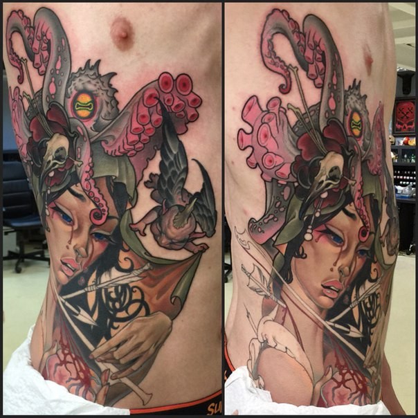 Neue Schule Stil farbige mystische Frau mit Oktopus Helm Tattoo am Seite