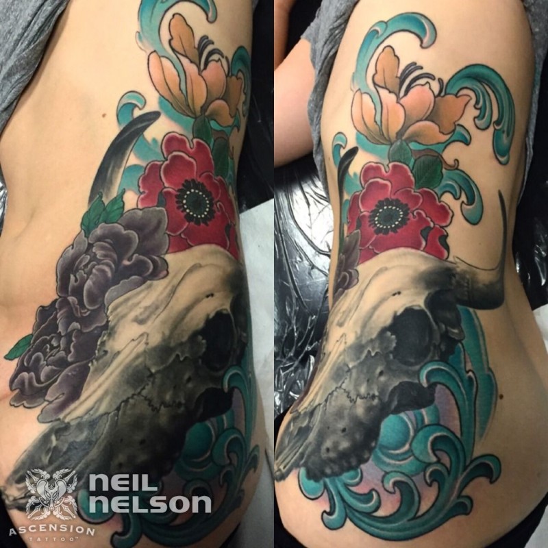 Tatuagem lateral colorida nova do estilo da escola do crânio animal com rosas