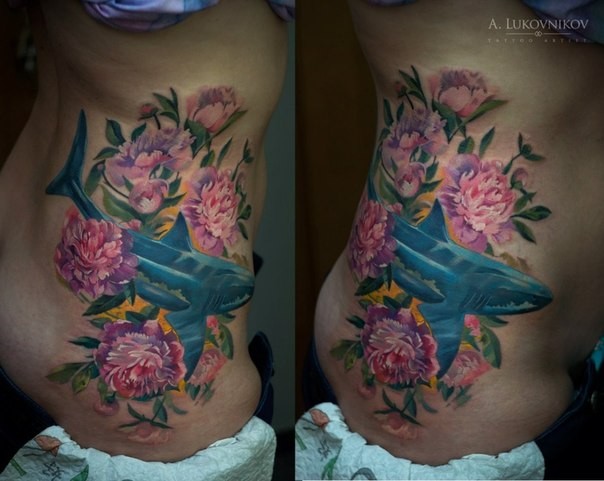 Neue Schule Stil farbiges Seite Tattoo mit Blumen und Hai