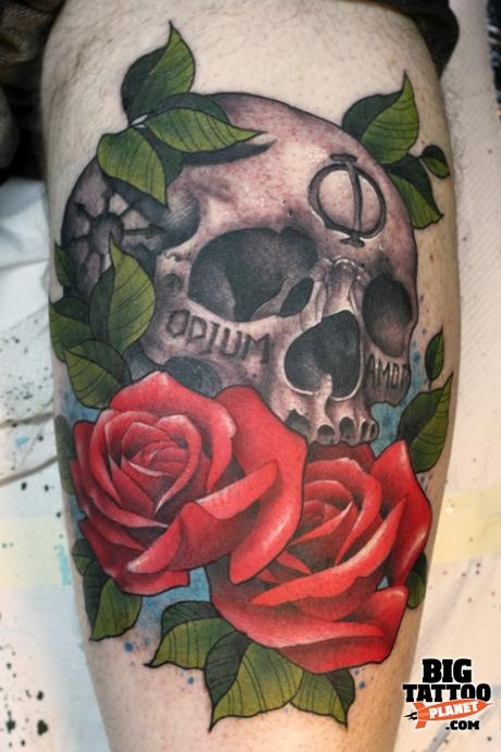 Neue Schule Stil farbiges Oberschenkel Tattoo Kult mit  mystischem Schädel und Rosen