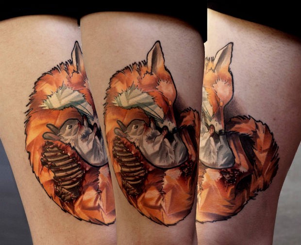 Neue Schule Stil gefärbtes Oberschenkel Tattoo von Fuchs mit Kaninchen