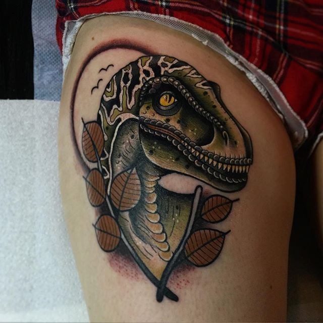 Neuschulstil farbiger Oberschenkel Tattoo des Dinosauriers mit Blättern