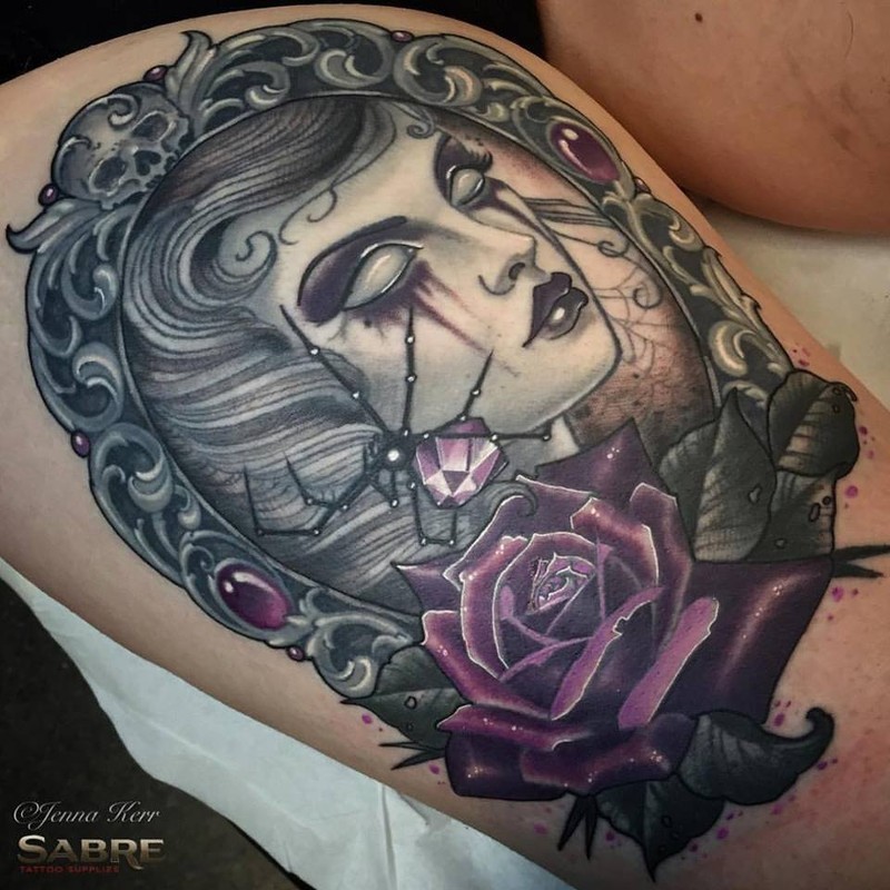 Tatuaggio alla coscia colorato di una nuova donna in stile scolastico con grande ragno e rosa viola dipinto da Jenna Kerr