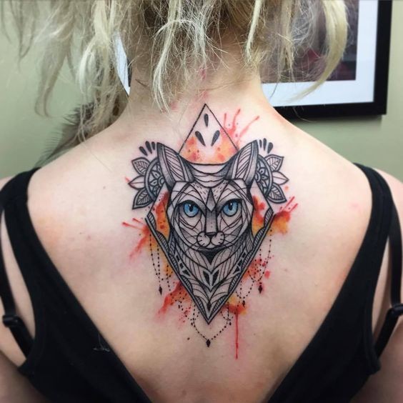 Novo estilo de escola colorido tatuagem traseira superior do gato místico com flores