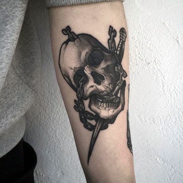 Tatuaggio del braccio dettagliato di nuovo stile scolastico del cranio umano incatenato con pugnale