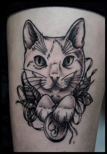 Novo estilo de escola detalha tatuagem de gato com medalha