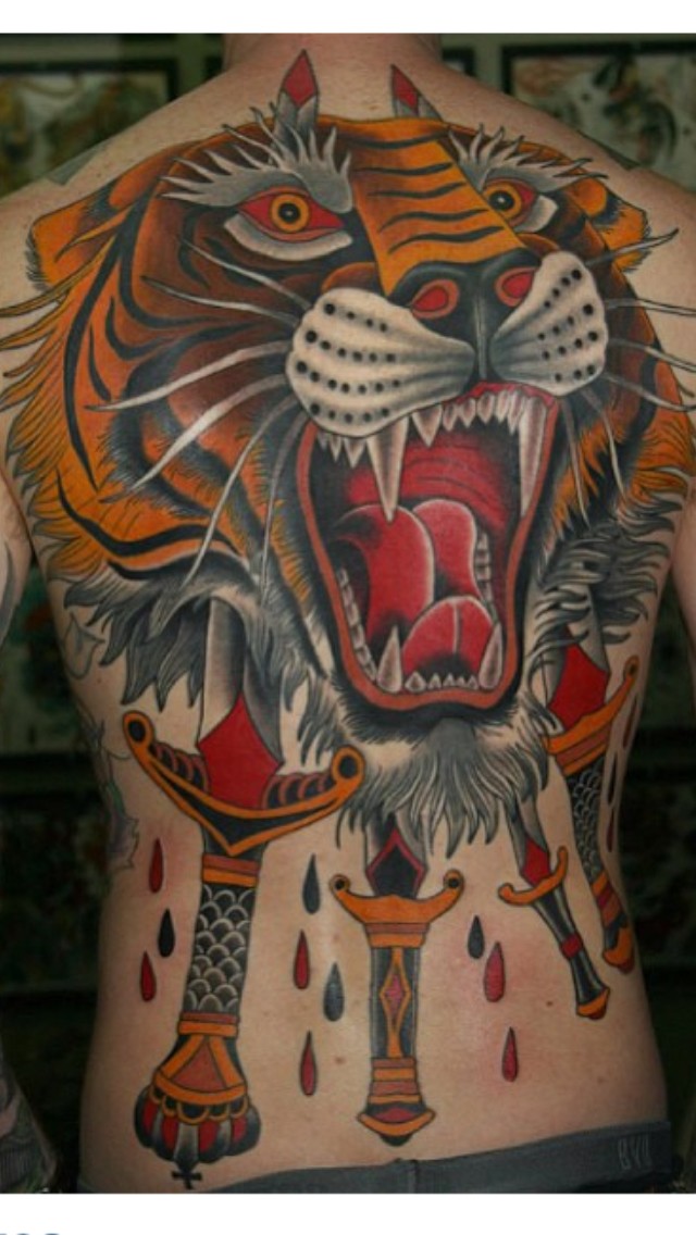 nuova scuola testa tigre traitta da pugnali  tatuaggio sulla schiena