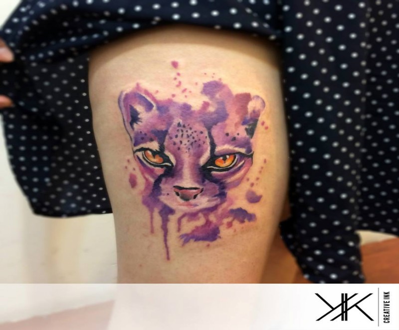 Nova tatuagem de coxa violeta colorida escola de gato engraçado