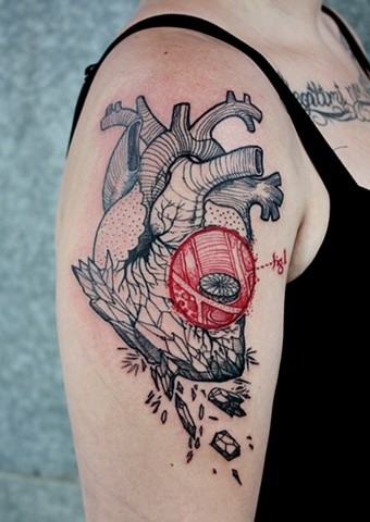 Tatuaje en el brazo, corazón, colores negro y rojo, estilo nuevo