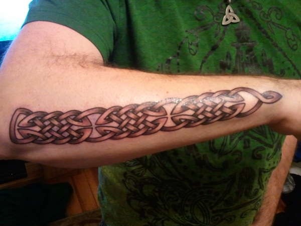 Tatuaje en el antebrazo,
cadena con nudos celtas
