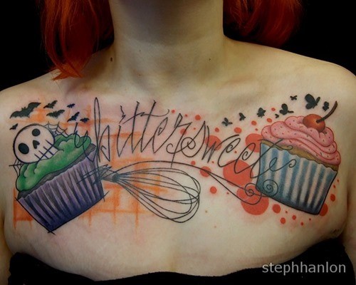 Neue Art farbiges Brust Tattoo von Cupcakes und Schriftzug