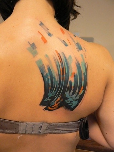 Tatuaje en la espalda, pájaro en estilo nuevo