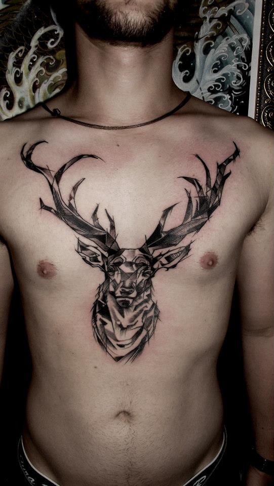 Tatuaje en el pecho, ciervo de tinta negra