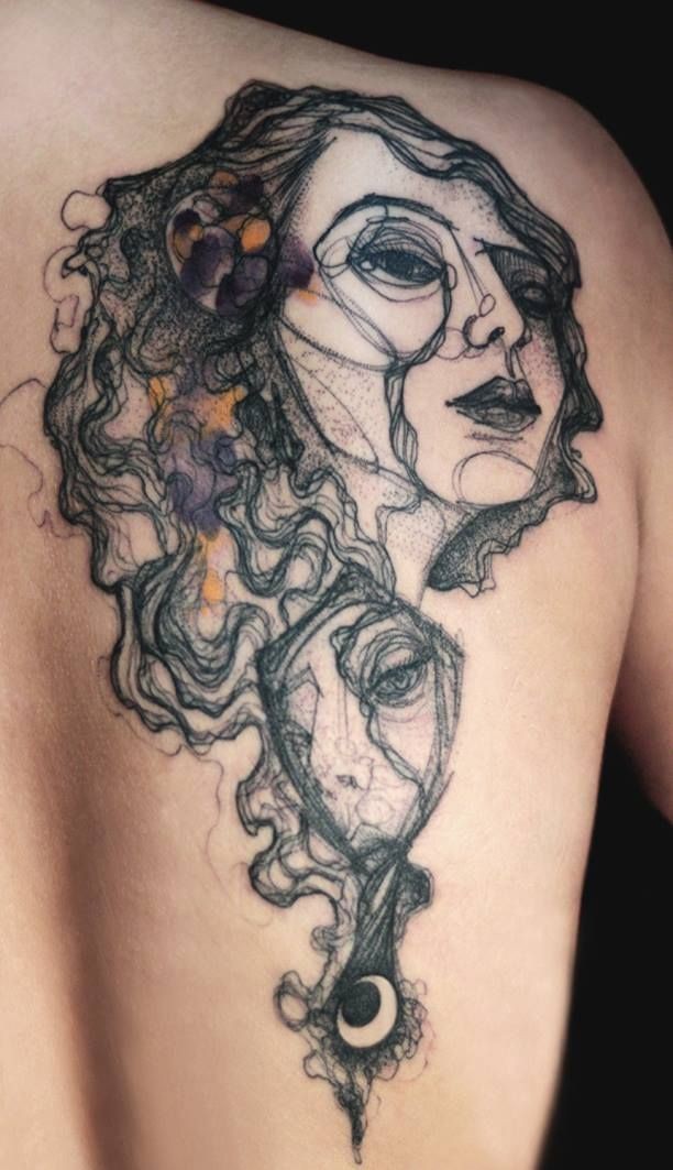 Tatuaje en el hombro,
 rostro de una mujer, tinta negra