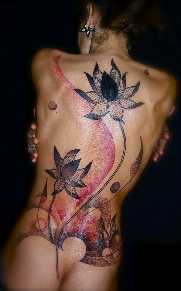 Tatuaje en la espalda, flores extraordinarias