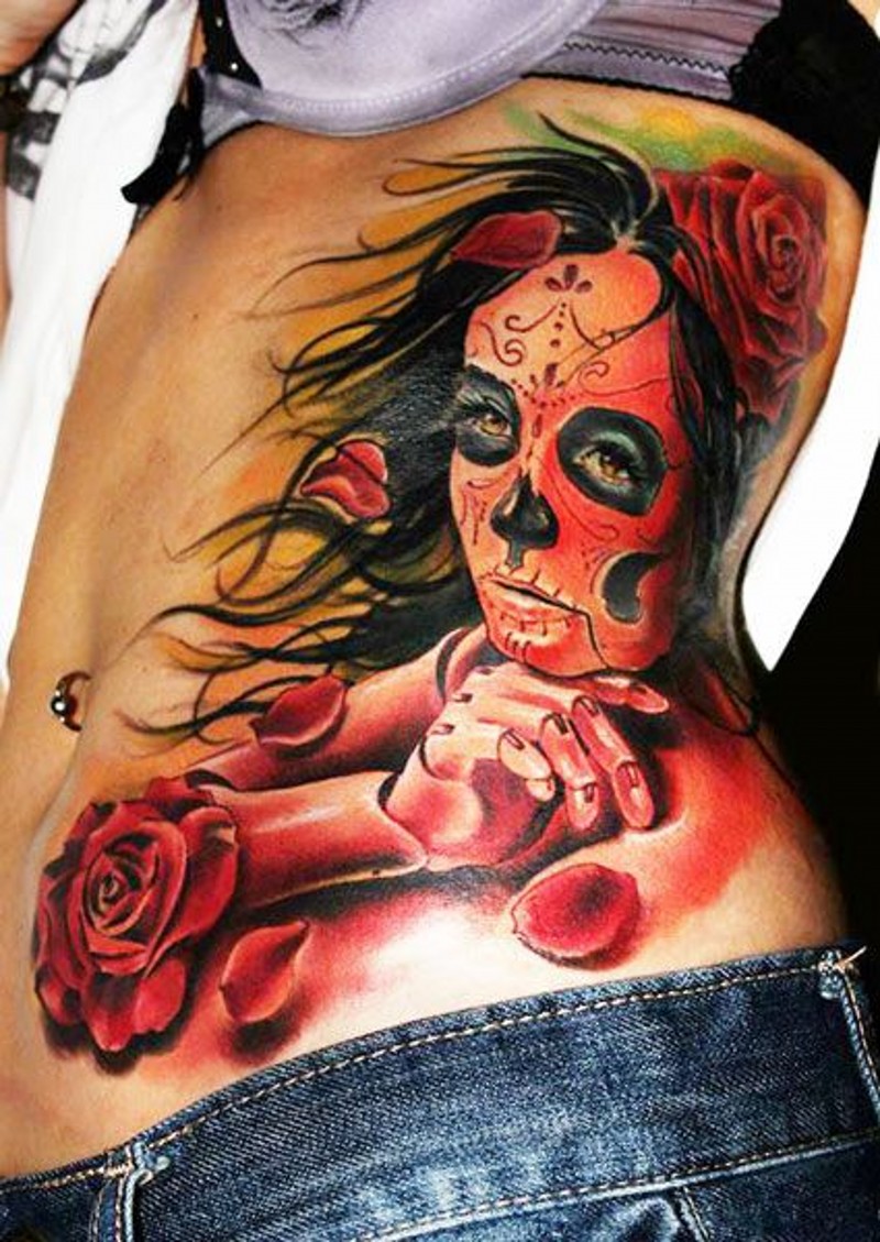 nuovo stile colori vivaci ragazza santa morte e rose rosse tatuaggio su costolette