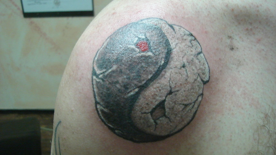 Tatuaje en el hombro, yin yang agrietado
