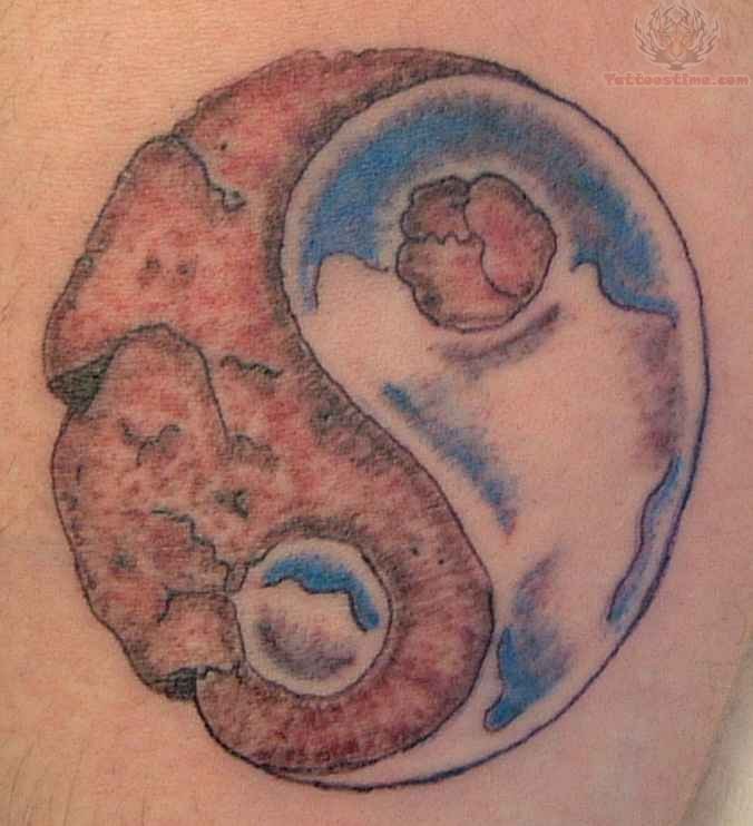 Tatuaje en el hombro, yin yang de dos elementos