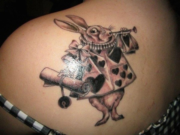 Tatuaje en el brazo, conejo fantástico de Alicia en el país de las Maravillas