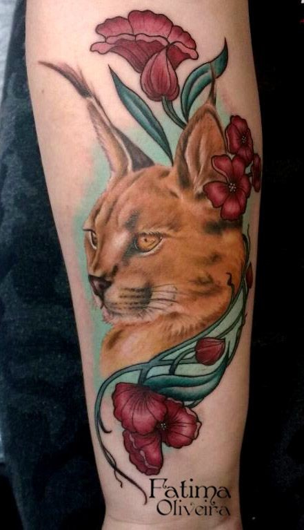 Tatuagem de braço colorido estilo art caracal com flores