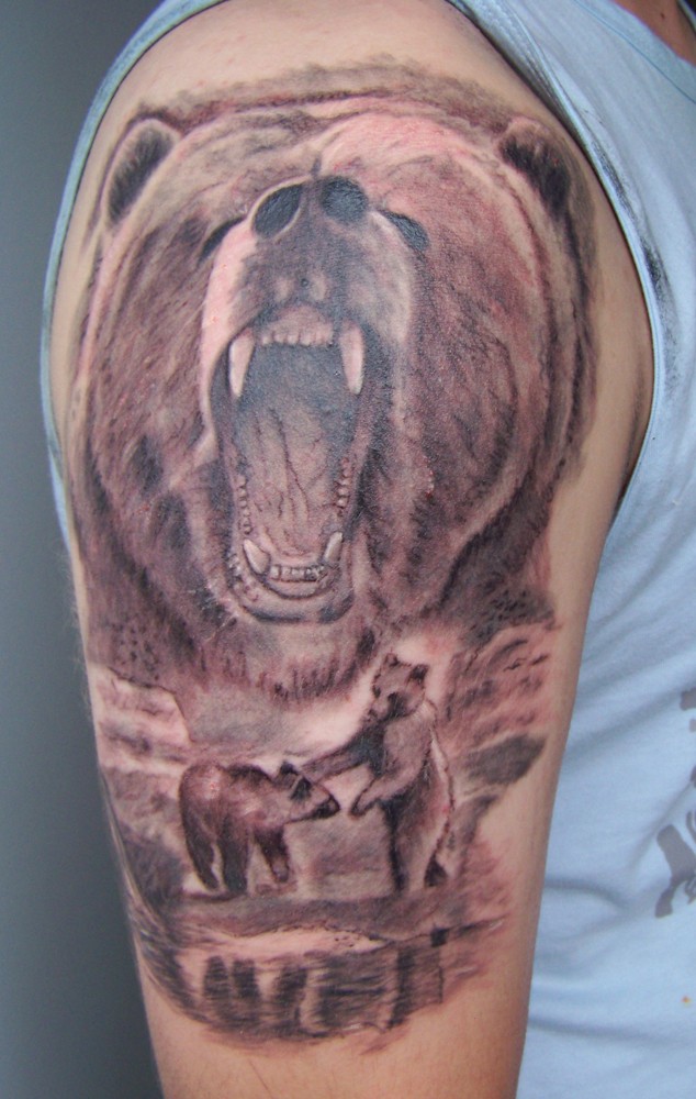 Tatuaggio sul deltoide la faccia dell&quotorso feroce & due orsetti