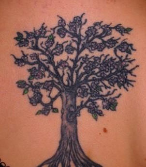 Simple árbol en flor tatuaje en tinta negra