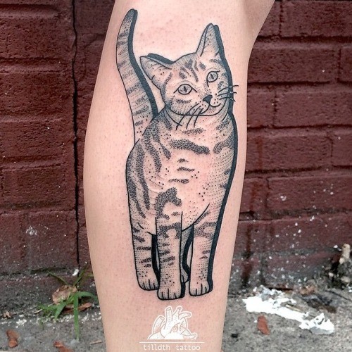 carino gatto nero grigio inchiostro tatuaggio sulla gamba