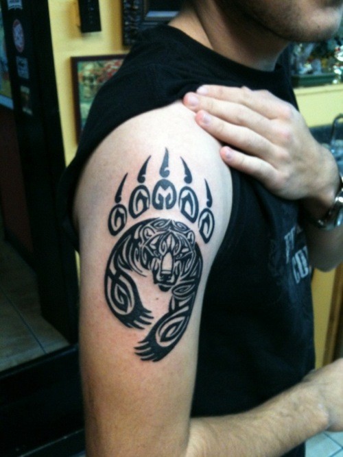 Tatuaje en el brazo, huella con oso tribal