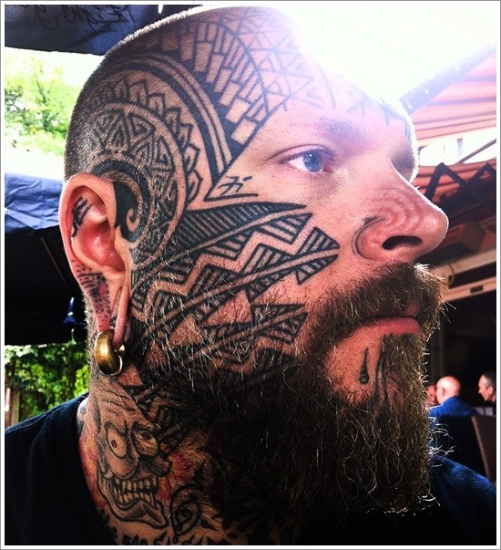 Tatuaje en la cara, polinesio, tinta negra