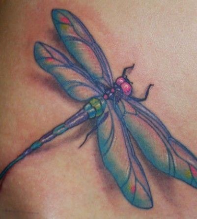 Tatuaje de la libélula azul preciosa