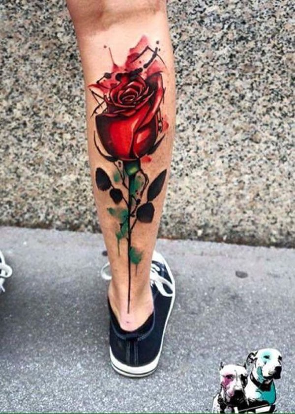 Tatuaje en la pierna, rosa roja maravillosa con manchas de pintura