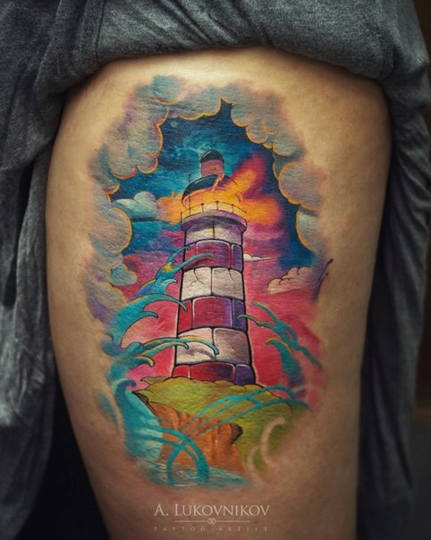 Schönes farbiges Leuchtturm Tattoo mit Wellen