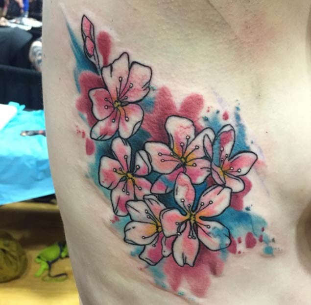 Tatuaje en el costado,  rama de flores bonitas de colores