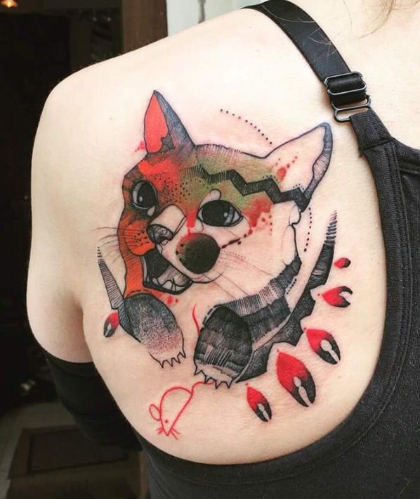 Bonito tatuaje psicodélico color escapulario pintado por Joanna Swirska de gato