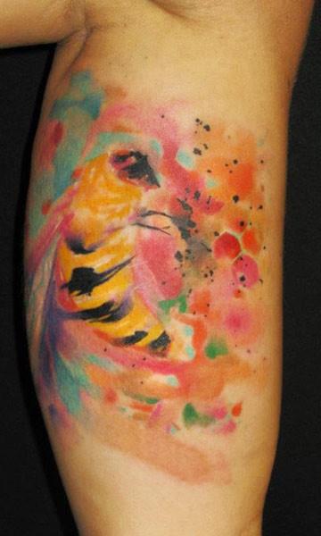 Tatuaggio pittoresco sulla gamba  l&quotape colorata