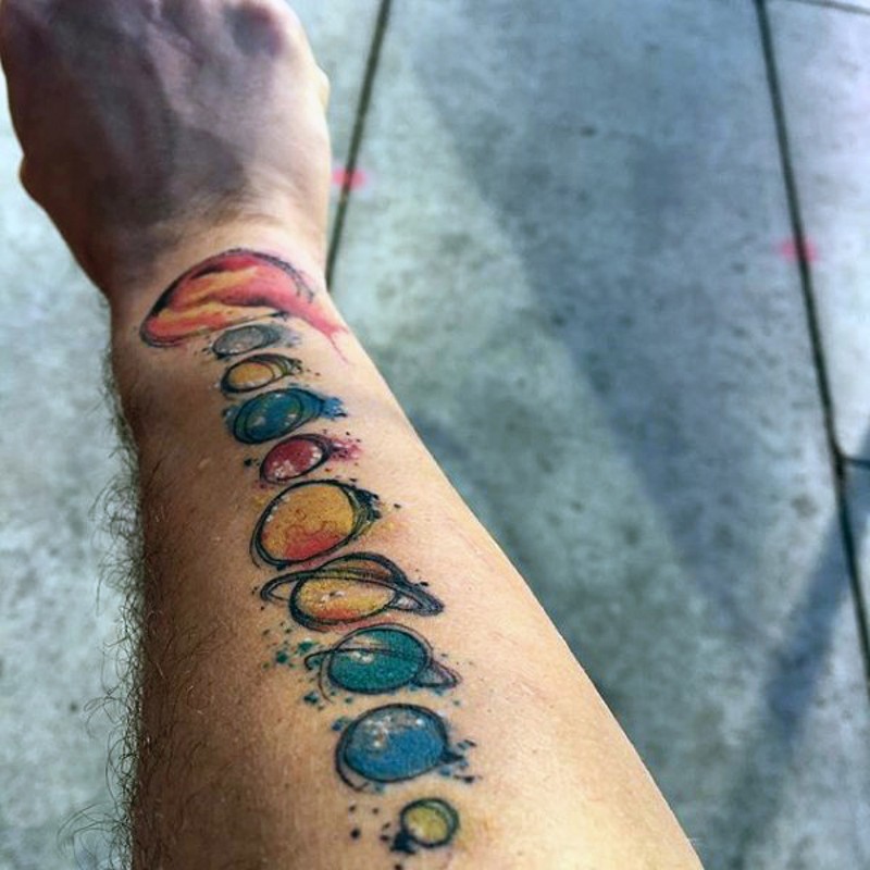 carino colorato grande parata di pianete tatuaggio su braccio