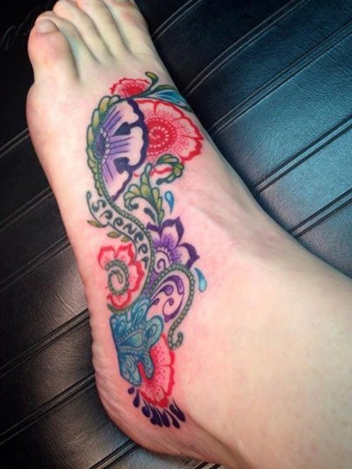 bel colorato verniciato tatuaggio su piede di donna