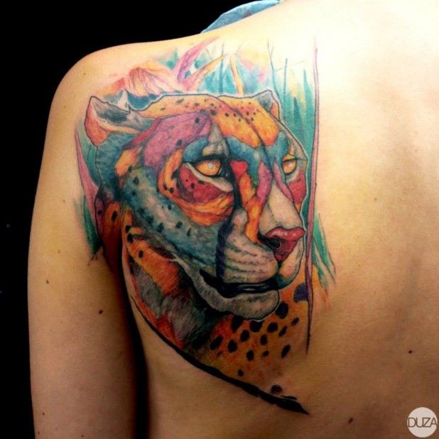 Tatuaje de  leopardo acuarela en el hombro