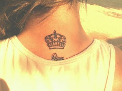Schöne Krone Tattoo am oberen Rücken