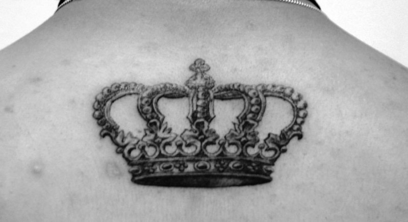 Tatuaje  de corona real en la espalda