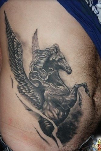 Wunderbares dunkles Pferd Pegasus mit Flügeln Tattoo am Rippenbogen