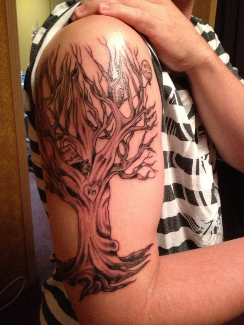 bello albero morto tatuaggio sulla spalla di uomo