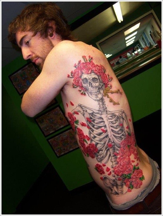 particolare disegno colorato massiccio donna scheletro con fiori tatuaggio su lato di corpo