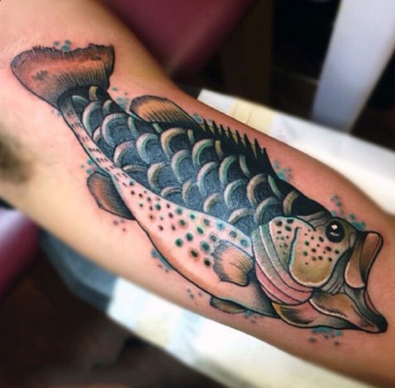 Tatuaje en el brazo, pez interesante de colores