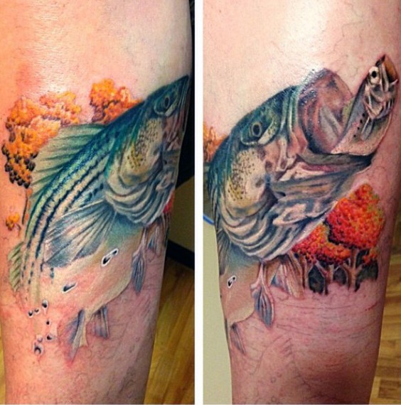 Tatuaje  de pez realista que  persigue el señuelo y bosque precioso