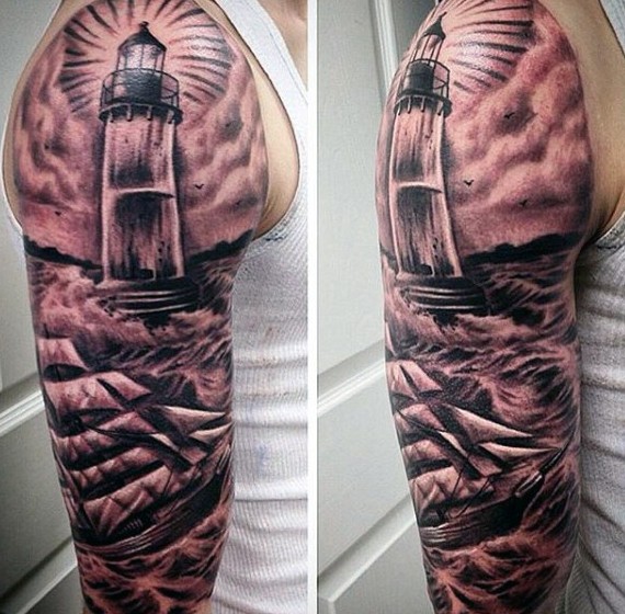 Tatuaje en el brazo,
faro con barco pequeño colores negro blanco