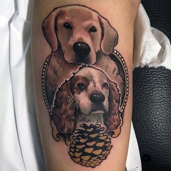 Tatuaje en el brazo, retrato de perros adorables y piña